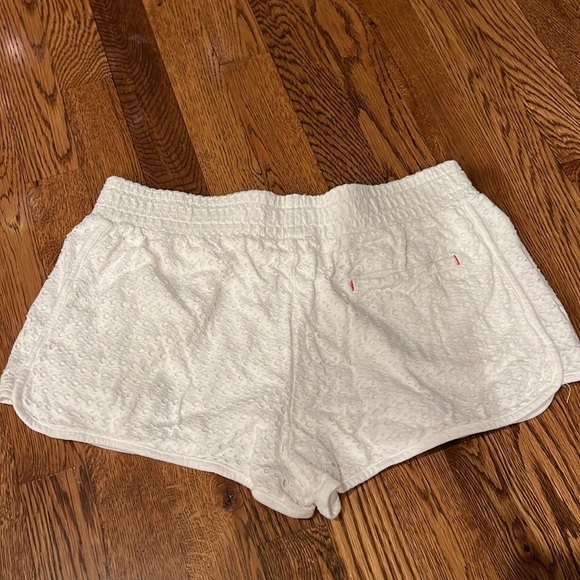 Hi-Line Woman’s White Shorts Size Small - Picture 3 of 5